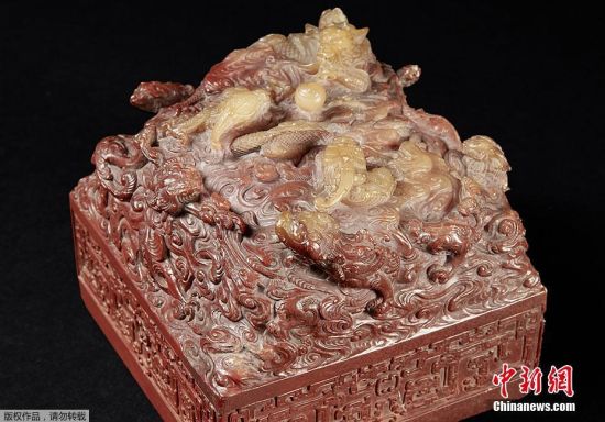 当地时间12月14日，中国清代乾隆皇帝的一件玉玺在法国巴黎德鲁奥拍卖行拍卖，最终一位匿名的中国收藏家以2100万欧元获得。据外媒报道称，这件公元18世纪的玉玺用粉红色的玉石制作，上面雕刻有龙的造型，非常珍贵和罕见。