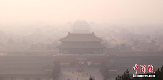 12月18日，雾霾中的紫禁城。从12月16日开始，北京遭遇今冬以来最严重的区域性空气重污染过程，预计持续时间超过5天。对此，北京市空气重污染应急指挥部于12月15日提前发布今年首个空气重污染红色预警，12月16日20时启动各项应急措施，其中包括机动车单双号行驶（电动车除外）、中小学及幼儿园采取弹性教学或停课等。中新社记者 韩海丹 摄