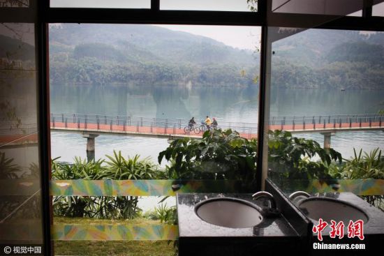 近日，广西柳州，环江滨水大道新建的公共厕所，不但外观看起来“高大上”，男卫生间采用半透明方式，还可以边上厕所，边透过大玻璃窗欣赏美丽的江景。 图片来源：视觉中国