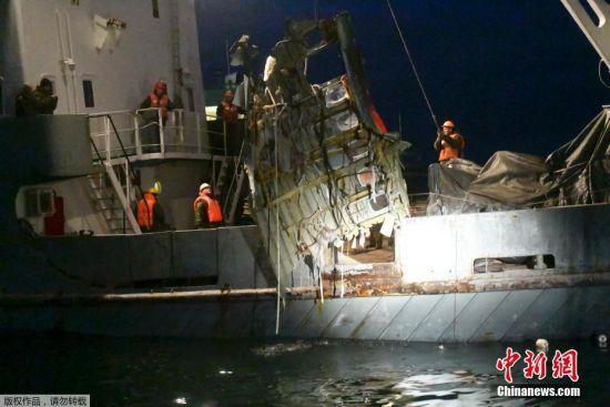 当地时间2016年12月26日，俄罗斯索契，在黑海附近打捞起飞机残骸。当地时间25日，俄罗斯国防部一架图-154飞机在黑海坠毁，机上92人全部遇难。