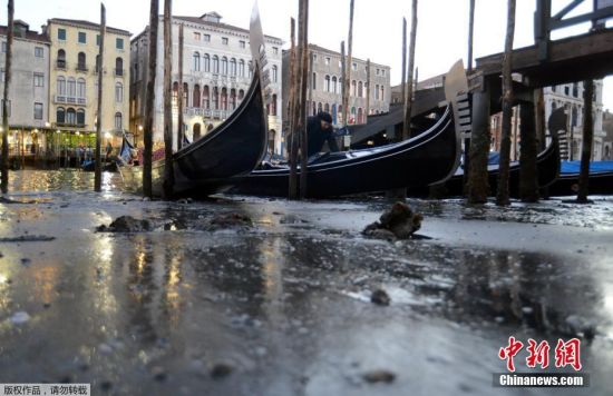 当地时间2016年12月29日，意大利威尼斯，由于罕见“低潮”，“水城”威尼斯的海平面降至低点。不少河道河床暴露，导致主要交通工具贡多拉船陷在淤泥中。