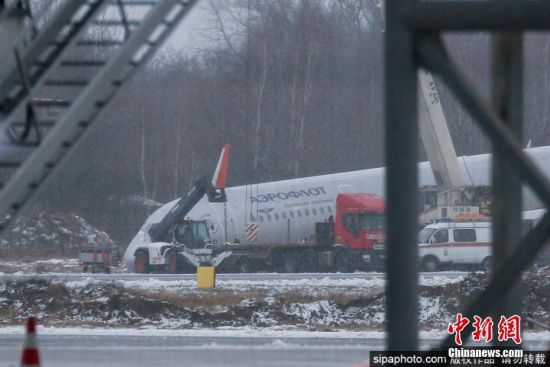 当地时间2017年1月4日，俄罗斯加里宁格勒，实拍降落滑出跑道的A321客机。当地时间3日，一架俄罗斯客机在雪天于加里宁格勒机场降落后滑出跑道，导致3人受轻伤。俄罗斯紧急情况部当地部门在一份声明中称，这架客机的型号是空客A320，属于俄罗斯航空公司，载167名乘客从莫斯科飞往加里宁格勒。飞机于3日在机场着陆后滑出跑道。 据报道，事后，3名乘客寻求医疗帮助。调查人员称，他们正在询问证人，并检查跑到寻找引发事故的线索。图片来源：sipaphoto 版权作品 请勿转载