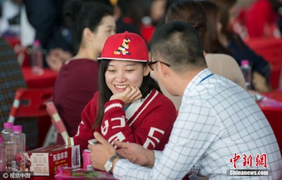 2017年1月8日消息，第18届粤港万人相亲会在东莞樟木头观音山景区举行，吸引了3217名粤港单身青年报名参加。 安东 摄 图片来源：视觉中国