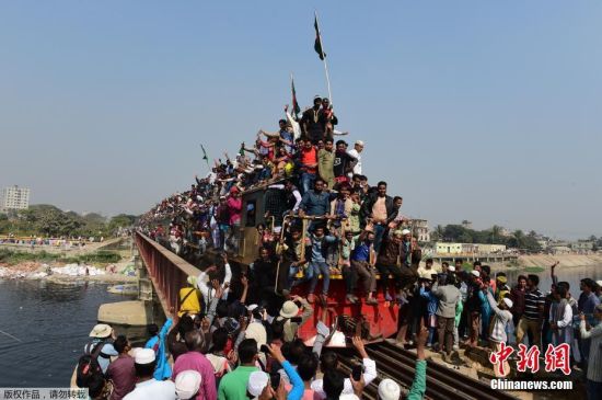 当地时间2017年1月15日，孟加拉国达卡，世界穆斯林宣教大会最后一天，抵达与离开的民众聚集在达卡郊区Tonji火车站。这场穆斯林集会是世界第二大穆斯林集会，为期三天。