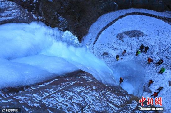 1月17日消息，近日，位于北京门头沟区斋堂镇的太行山深处，一条垂直落差30米的冰瀑布悬在山间，巍峨壮观。图片来源：视觉中国