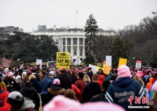 当地时间1月21日，特朗普就职次日华盛顿爆发大规模示威游行。华盛顿市内多条主要街道和地标性建筑附近涌入大量民众。有消息称，当天参与游行的人数超过50万。图为在白宫南草坪示威的民众。 中新社记者 刁海洋 摄