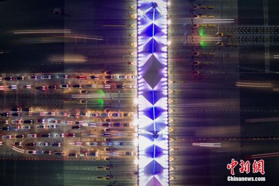 1月26日晚，大批车辆途经南京二桥高速收费站，由南向北驶上南京长江二桥。除夕将至，大批民众驾驶汽车日夜兼程把家还。中新社记者 泱波 摄