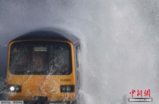 当地时间2017年2月2日，英国伦敦，巨浪袭击一辆火车。