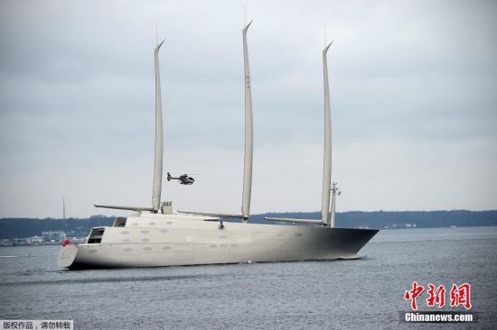 当地时间2017年2月6日，丹麦Elsinore，世界上最大的超级帆船游艇Sailing Yacht A经过丹麦，将前往挪威。据了解，俄罗斯大亨安德烈？梅尔尼琴科(Andrey Igorevich Melnichenko)斥资2.6亿英镑(约合人民币25.67亿元)在德国建造了一艘豪华游艇，这是目前世界上最大的一艘帆船游艇。Sailing Yacht A 长约 143 米，高约 91 米，以游艇的角度来说绝对是当之无愧的巨物了。除了尺寸，它在设计上也有许多看点。Sailing Yacht A 的桅杆以碳纤维所制，因此成为了世界上最高且强度最大的复合式独立结构之一。新游艇采用柴电发动机驱动，最高速度可达 20 节，巡航速度也能达到 15.6 节。它总共分为八层，可以容纳 20 位客人和 54 位船员，甚至还有 3 个游泳池以及一个直升机停机坪。