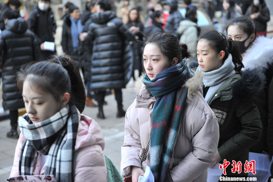 2月8日，北京电影学院2017年度招生考试开始，考场外帅哥美女如云。今年北京电影学院总报考人次达38144人次，同比去年增加7744人次，增长25.5%再创历史新高。中新网记者 金硕 摄