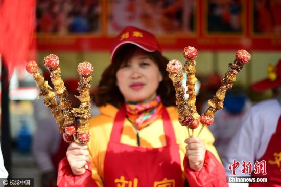 2017年2月6日，一年一度的山东青岛萝卜・元宵・糖球会进入第二天，会上一种“画风辣眼睛”的糖葫芦――红烧肉糖葫芦，格外受欢迎。图片来源：视觉中国