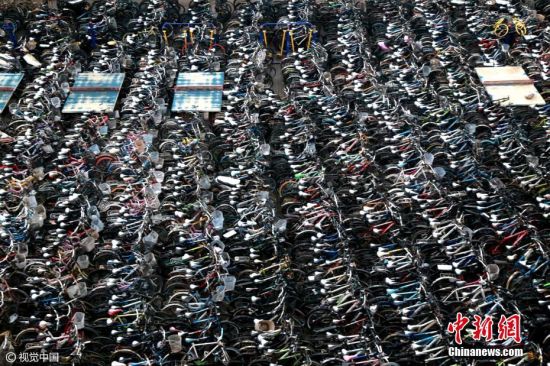 2017年02月08日，郑州，自行车对于大学生们来说，已经是在校生活学习不可或缺的代步工具，但每年各个学校内都会出现大批“僵尸车”。在郑州大学校园内，两千辆自行车被学校有关部门收集在一起，场面壮观，有网友戏称是“钢铁坟墓”。图片来源：视觉中国
