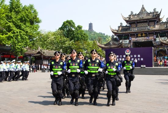 “旅游警察”队伍训练有素、装备精良、警容严整(何勃摄)