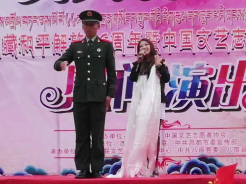 中国著名歌唱家李殊用歌声温暖边疆