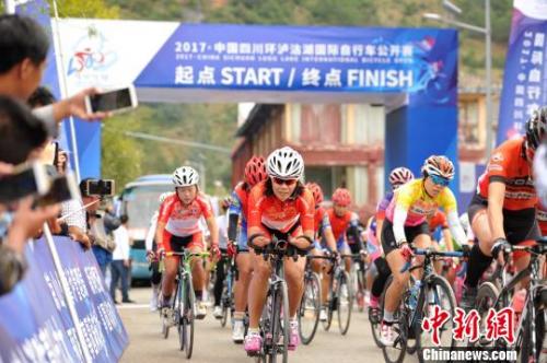 残疾人骑手“闪亮”环泸沽湖自行车赛：享受比赛