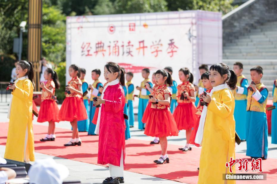 中国中小学生迎来开学季