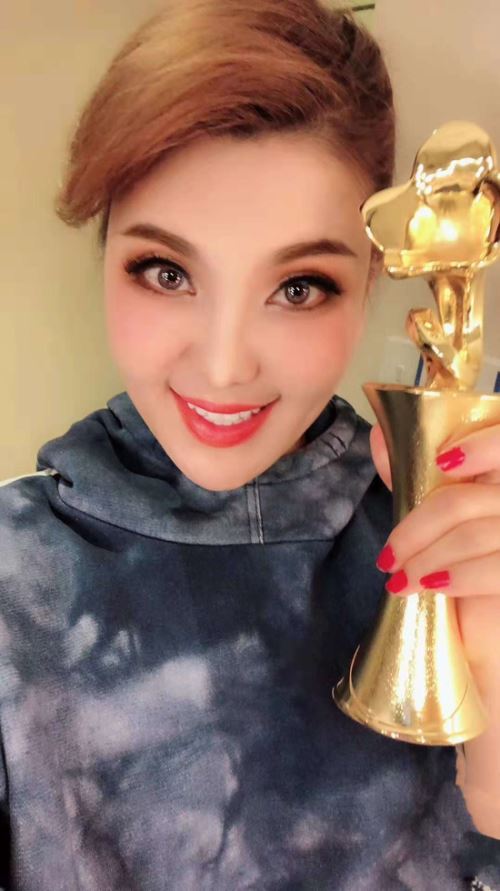 乌兰图雅获2018全球华语金曲奖——善德风尚奖