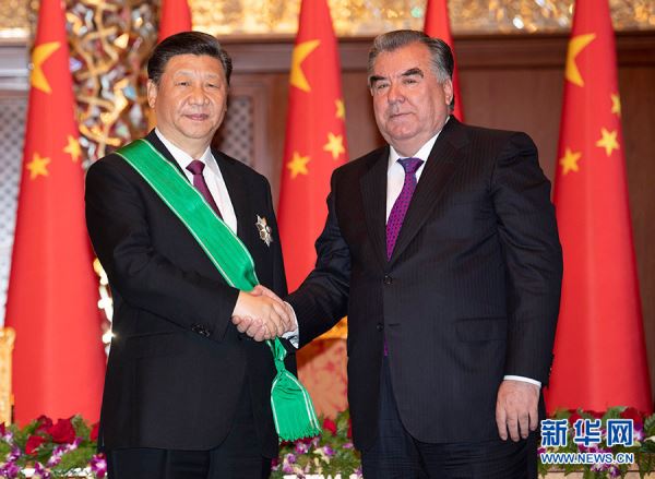 习近平出席仪式_接受塔吉克斯坦总统拉赫蒙授予“王冠勋章”