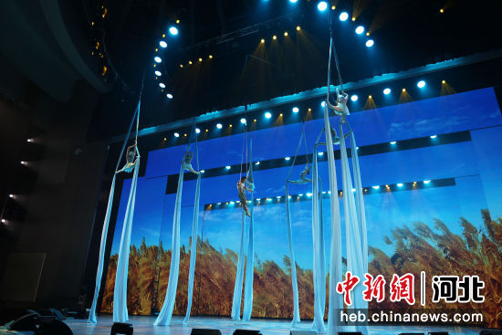 吴桥江湖大剧院，游客观看《运河·印象》。刘天奇 摄
